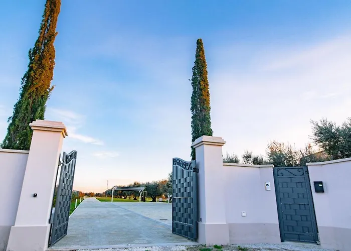 La Perla Tra Gli Ulivi 12, Emma *